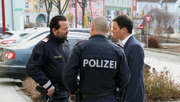 Landesvize Michael Schickhofer im Gespräch mit Polizisten (Bild: Land Steiermark)