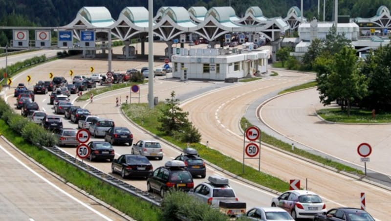 Stau vor dem Karawankentunnel (Bild: APA/GERT EGGENBERGER)