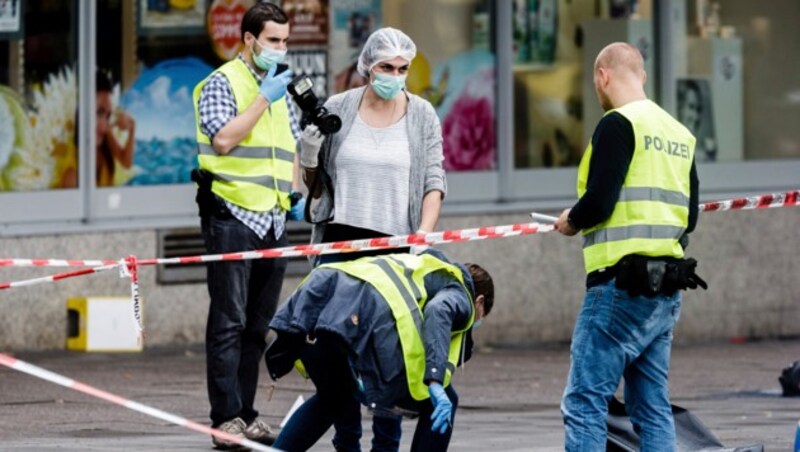 Spurensicherung vor dem Supermarkt in Hamburg (Bild: AP)