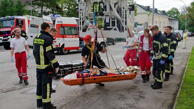 Einsatzkräfte beim Rettungseinsatz (Bild: APA/FRITZ BEICHBUCHNER)