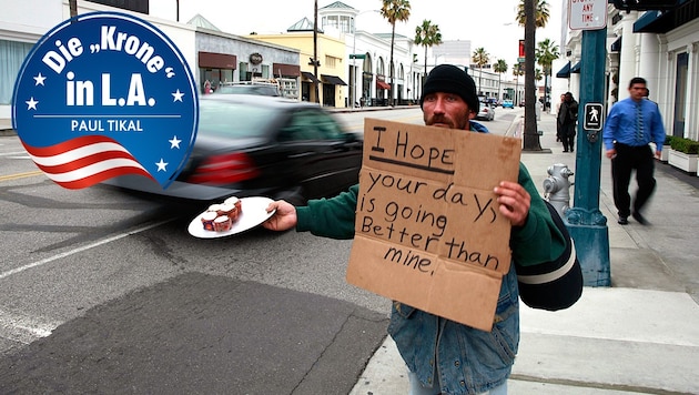 Ein Obdachloser bietet Autofahrern in Beverly Hills Muffins gegen eine freiwillige Spende. (Bild: Reuters, krone.at-Grafik)