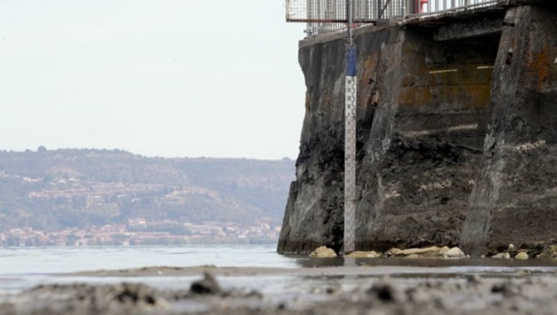 Der Braccianosee hat einen historischen Tiefstand erreicht. (Bild: AP)