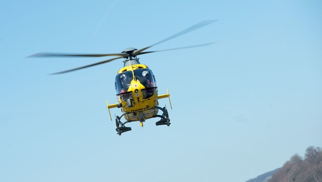 Der Radfahrer wurde nach erfolgreicher Reanimation mit dem Rettungsheli C 10 ins Spital geflogen. (Bild: foto-kerschi.at/Werner Kerschbaummayr, Weilling 12, 4490 St. Flo)