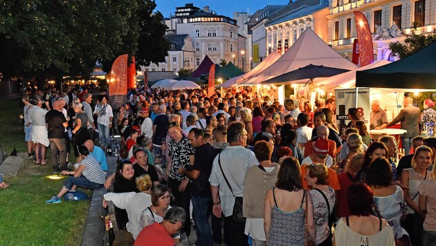 30 Winzer sind im Weindorf beim Linzer "Krone"-Fest. (Bild: Markus Wenzel)