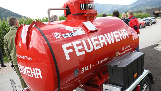 Für die Flugpolizei wurde ein Kerosintank mit 990 Litern in Scharnstein aufgestellt. (Bild: laumat.at / Matthias Lauber)