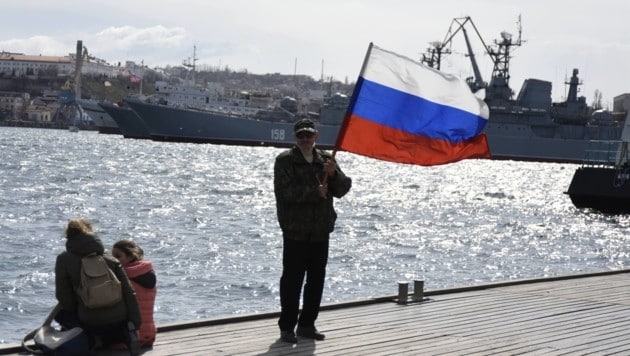 In der Hafenstadt Sewastopol auf der Krim weht die russische Flagge. (Bild: AP)