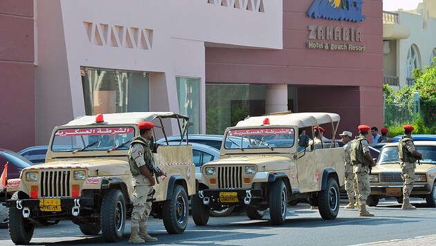 Soldaten vor dem abgeriegelten Urlaubsresort in Hurghada (Bild: EPA)
