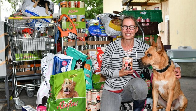 Freuen sich über Futterspenden: Tierpflegerin Daniela und Hund Sam (Bild: © Harald Dostal / 2017)