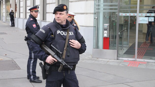 Die Bank wurde nach dem "Bombenzettel" evakuiert. (Bild: Andreas Schiel)