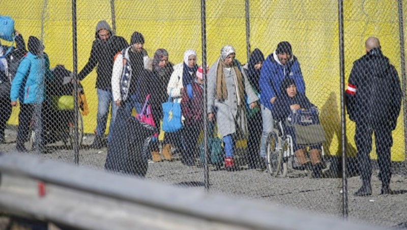 Flüchtlingsankünfte in Spielfeld (Bild: APA/ERWIN SCHERIAU)