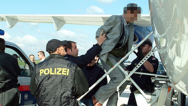 Ein abgeschobener Migrant beim Besteigen eines Flugzeugs in Österreich (Bild: BMI/Egon Weissheimer)