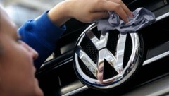 Der VW Amarok ist das erste Modell mit der Schummel-Software, das in die Werkstatt gerufen wird. (Bild: dpa/Peter Steffen)