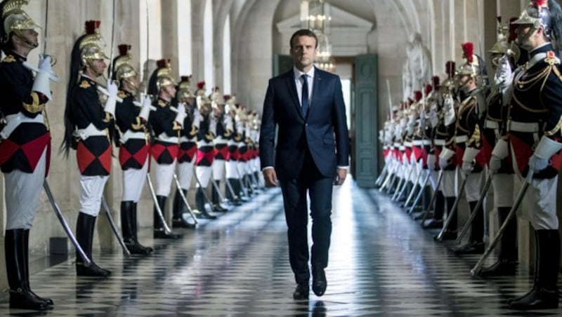 Emmanuel Macron in den heiligen Hallen von Schloss Versailles (Bild: AP)