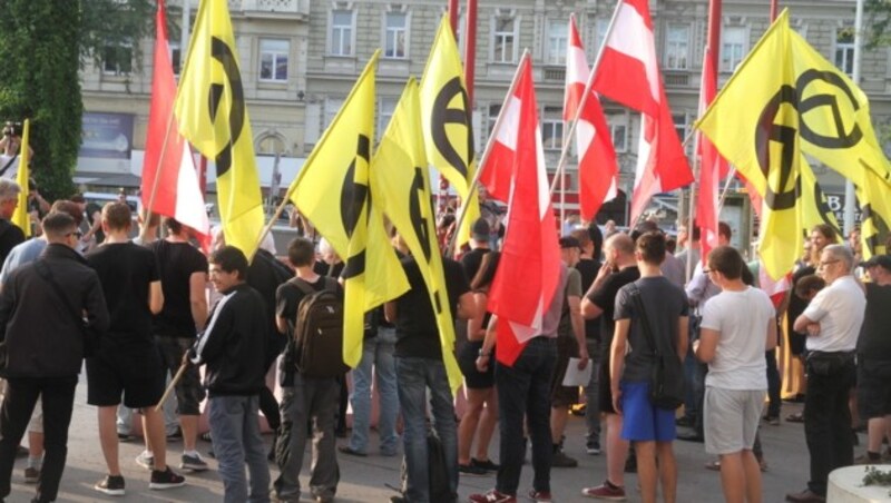 Eine Demo der Identitären in Wien. Neben ihrem eigenen Flaggensymbol schwingen sie gerne die österreichische Fahne. (Bild: Andi Schiel)