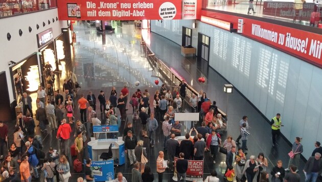 Der Ankunftsbereich am Wiener Airport musste aus Sicherheitsgründen teilweise geräumt werden. (Bild: "Krone"-Leserreporter Markus Leitner)