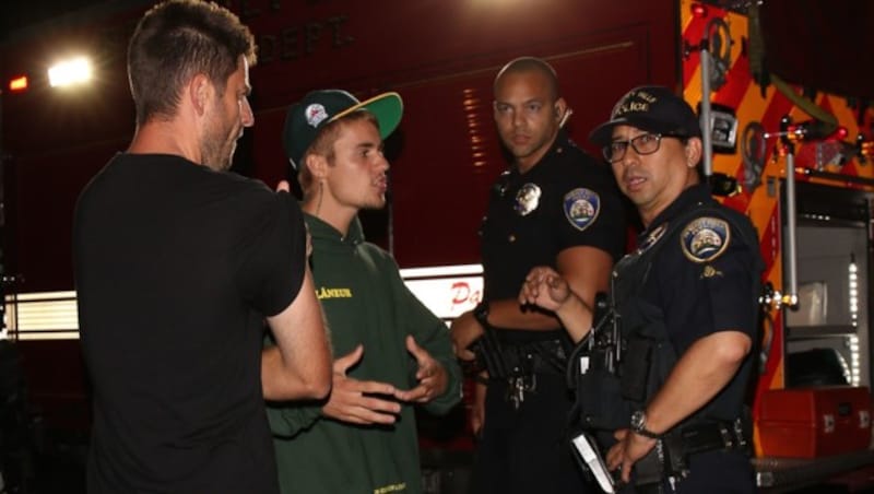 Justin Bieber im Gespräch mit den Cops (Bild: www.PPS.at)