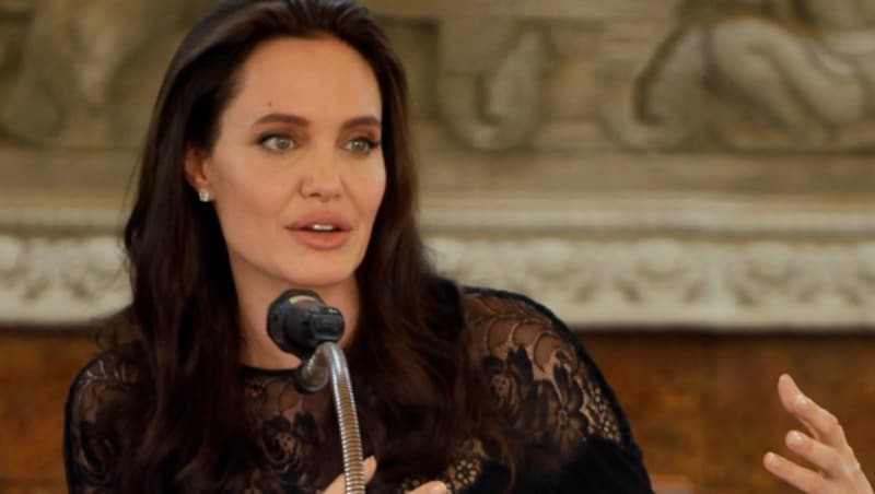 Angelina Jolie bei ihrem Besuch in Kambodscha (Bild: AP)