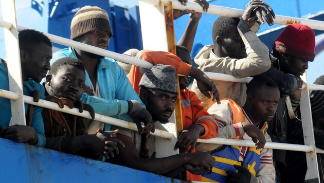 Gerettete Migranten auf dem Schiff "Tuna 1" im Hafen von Palermo (Bild: AFP)