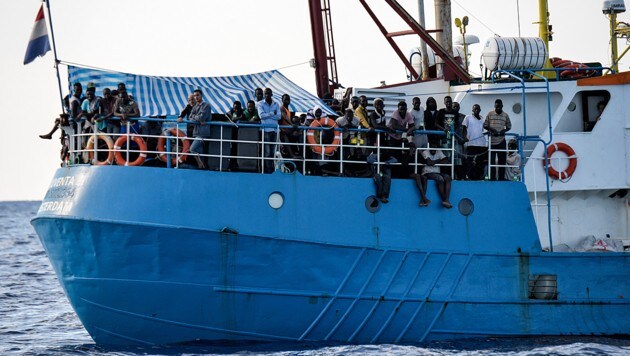 Gerettete Flüchtlinge auf einem Hilfsschiff im Mittelmeer (Bild: AFP)