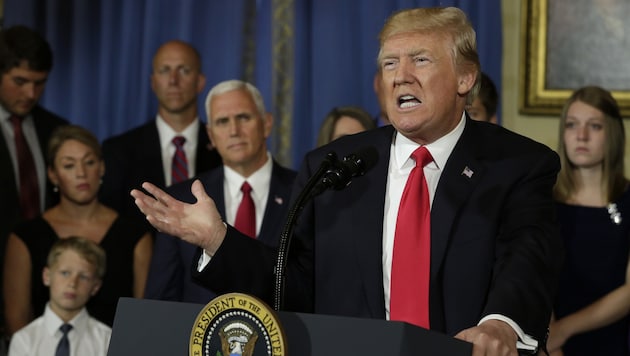 US-Präsident Trump bei einer Rede vor versammelten "Opfern" der derzeitigen Krankenversicherung (Bild: AFP)