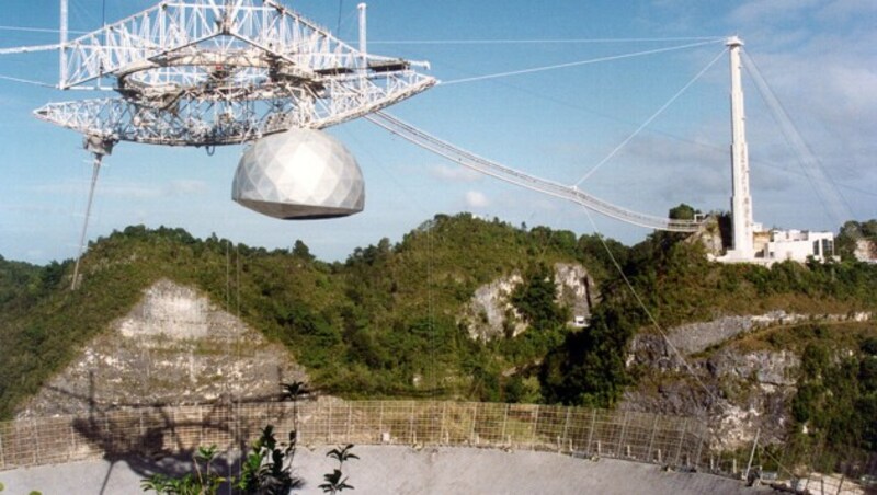 Das Arecibo-Radioteleskop in Peru (Bild: NAIC/Arecibo Observatory)