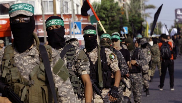 Bewaffnete Kämpfer der radikalislamischen Hamas (Bild: AP)