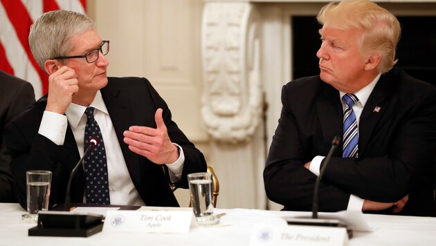 Apple-Chef Tim Cook und US-Präsident Donald Trump (Bild: AP)