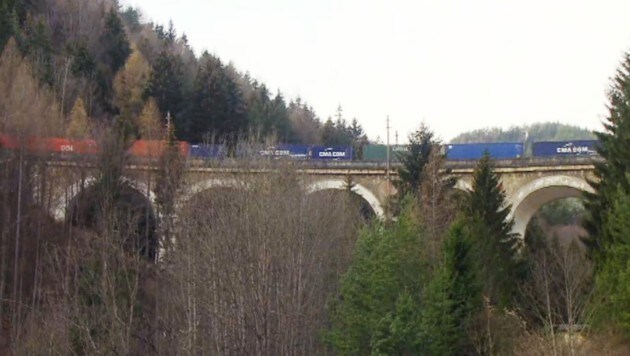 Der entgleiste Güterzug (Bild: APA/ORF/ORF)