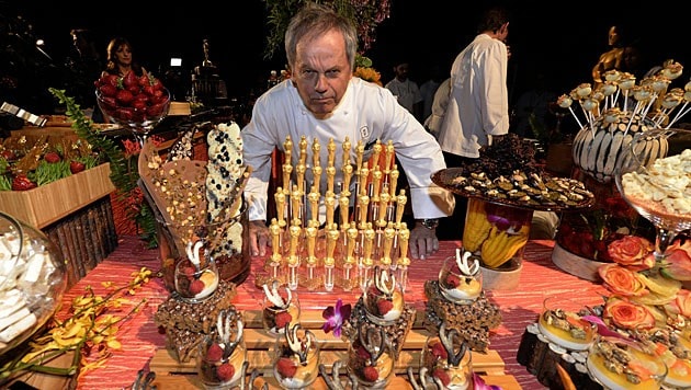 Wolfgang Puck beim Zubereiten eines Oscar-Menüs. (Bild: APA/EPA/MICHAEL NELSON)