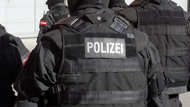 Auch die Spezialeinheit Cobra rückte in Antiesenhofen an (Bild: Andi Schiel (Symbolbild))