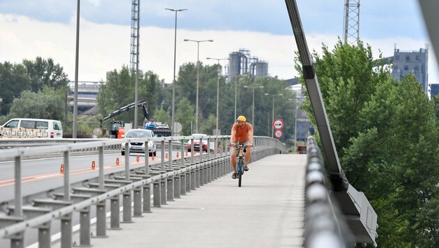 Der Bau eines zweiten Radwegs auf der Brücke von Linz nach Steyregg ist weiter umstritten (Bild: © Harald Dostal / 2017)