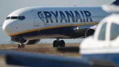 Die britische Ryanair Maschine musste wieder umkehren. (Bild: APA/dpa-Zentralbild/Jens Wolf)