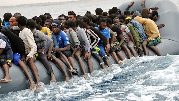 Migranten bei der gefährlichen Überfahrt nach Europa (Bild: AFP)