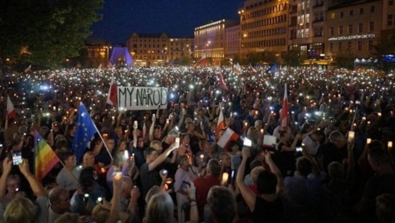 In Polen gab es tagelang Demonstrationen gegen die geplanten Reformen. (Bild: Screenshot Twitter)