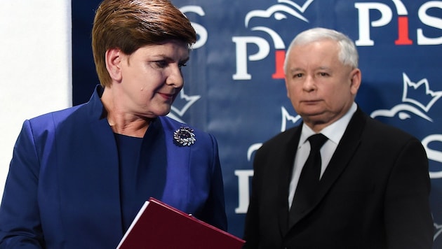 Premierministerin Beata Szydlo und der starke Mann im Hintergrund, PiS-Parteichef Jaroslaw Kaczynski (Bild: APA/AFP/Janek Skarzynski)