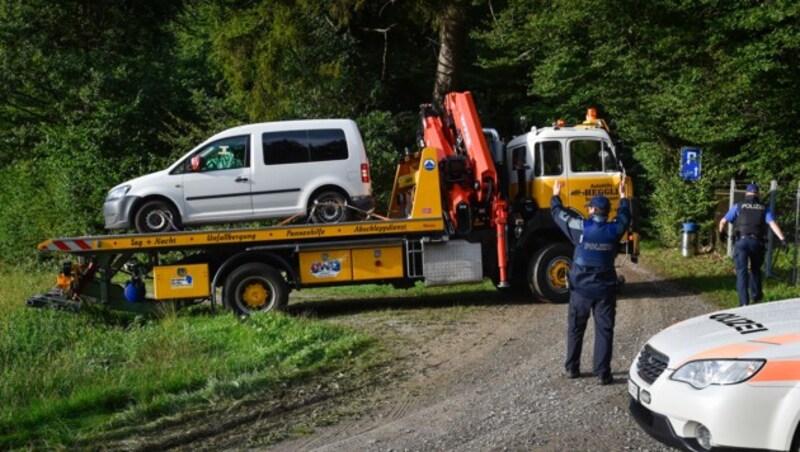 Das Auto des Amokläufers wird abgeschleppt. (Bild: AFP)