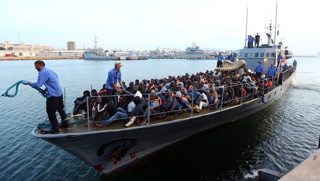 Ein Boot der libyschen Küstenwache im Hafen von Tripolis (Bild: AFP)