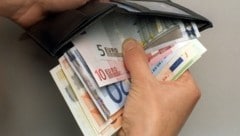 In Amsterdam hat ein Obdachloser kürzlich eine Geldbörse mit 2000 Euro bei der Polizei abgegeben. Zum Dank wurde eine Spendensammlung für ihn gestartet (Symbolbild). (Bild: dpa)