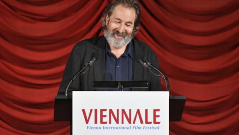 Hans Hurch während der Eröffnungsgala der Viennale 2016 im Wiener Gartenbaukino. (Bild: APA/HERBERT NEUBAUER)