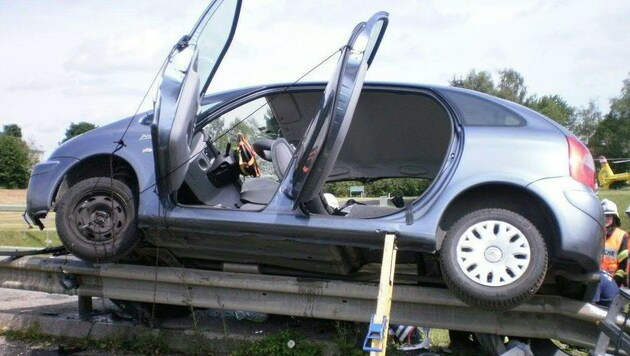 Ein Pkw war zwischen Leitschiene und Brückengeländer verkeilt: die 48-jährige Beifahrerin stirbt. (Bild: APA/FF SEEWALCHEN)