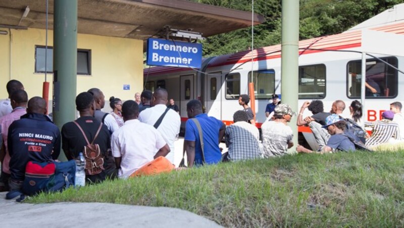 Flüchtlinge am Bahnhof Brenner (Bild: APA/Expa/Johann Groder (Archivbild))