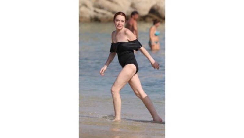 Lindsay Lohan stalkst blass und im Trauer-Badeanzug aus dem Meer. (Bild: www.PPS.at)