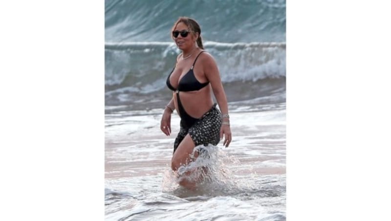 Mariah Carey sprengt beinahe ihren Monokini. (Bild: www.PPS.at)