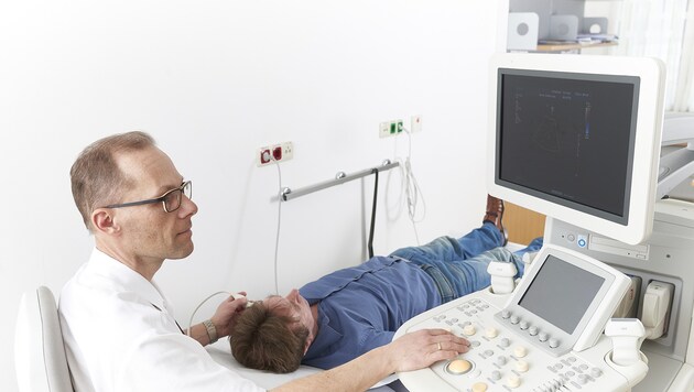 Neurologe Christof Bocksrucker bei einer Untersuchung. (Bild: FLOHNER)