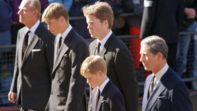 Prinz Philip, Prinz William, Dianas Bruder Earl Spencer, Prinz Harry und Prinz Charles (v.l.n.r.) (Bild: Kay Nietfeld)