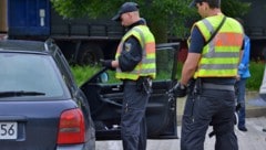 Polizisten auf einer Autobahn in Deutschland (Symbolbild) (Bild: APA/dpa/Harald Tittel (Symbolbild))