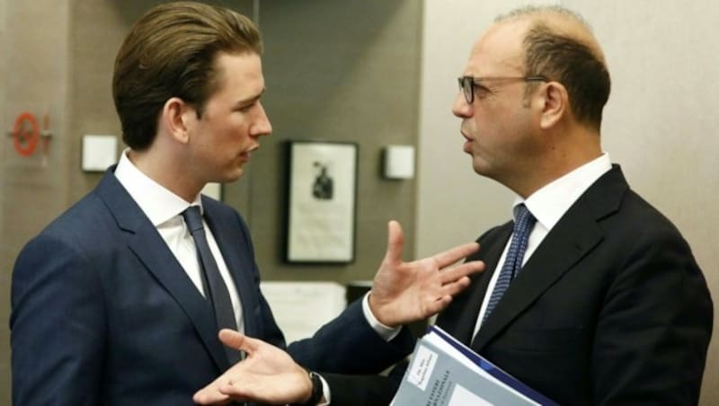 Außenminister Sebastian Kurz im Gespräch mit seinem italienischen Amtskollegen Angelino Alfano (Bild: APA/BMEIA/DRAGAN TATIC)