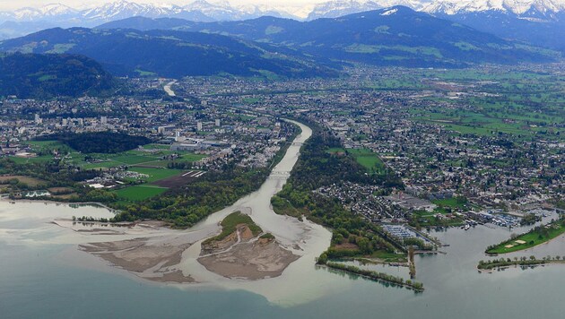 Die Mündung der Bregenzer Ache in den Bodensee bei Hard (Bild: Wikicommons/Friedrich Böhringer)