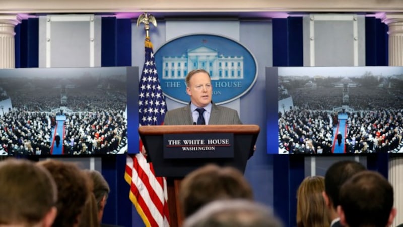 Trumps Pressesprecher Spicer präsentiert Bilder von der Amtseinführung. (Bild: ASSOCIATED PRESS)