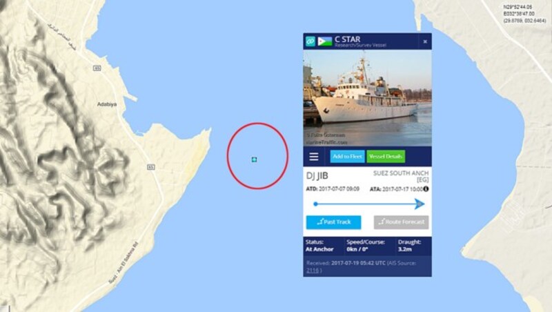 Das Schiff der Identitären in der Bucht vor Suez (Bild: www.marinetraffic.com)